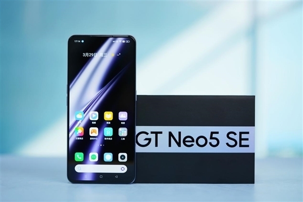 真我打造！第一款骁龙7+ Gen2白色素皮手机诞生