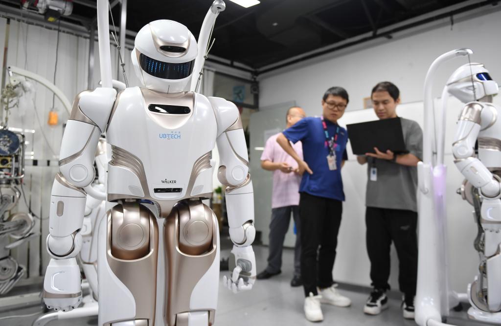 媒体管家官网2025 ：中国人形机器人产业“加速跑”(图2)
