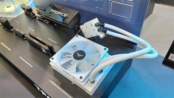 PCIe 5.0 SSD居然用上水冷！温度不可思议、性能依然残血(图2)
