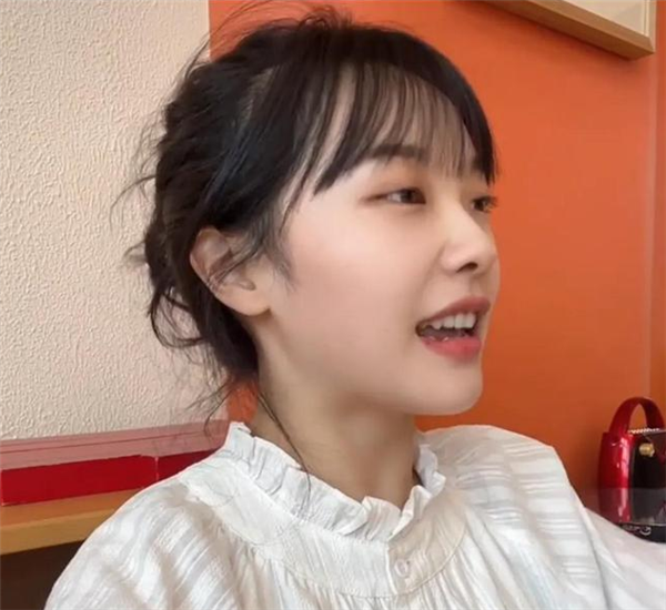 “挖呀挖”黄老师开始转型：素颜遭吐槽 “丑”局长解围