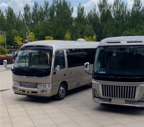 与丰田考斯特同框 红旗全新中巴QM7实拍：气场更强！