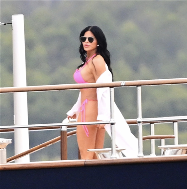 贝佐斯5亿美元豪华游艇首次出海 女友性感比基尼抢眼