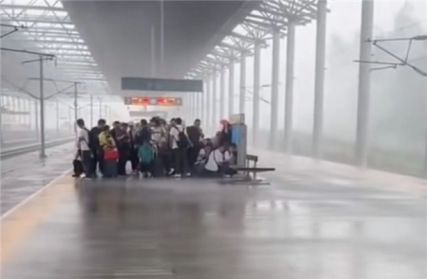 乘客雨中候车 高铁站台为什么不能打伞上热搜:官方说明(图1) 乘客雨中候车 高铁站台为什么不能打伞上热搜:官方说明(图1)